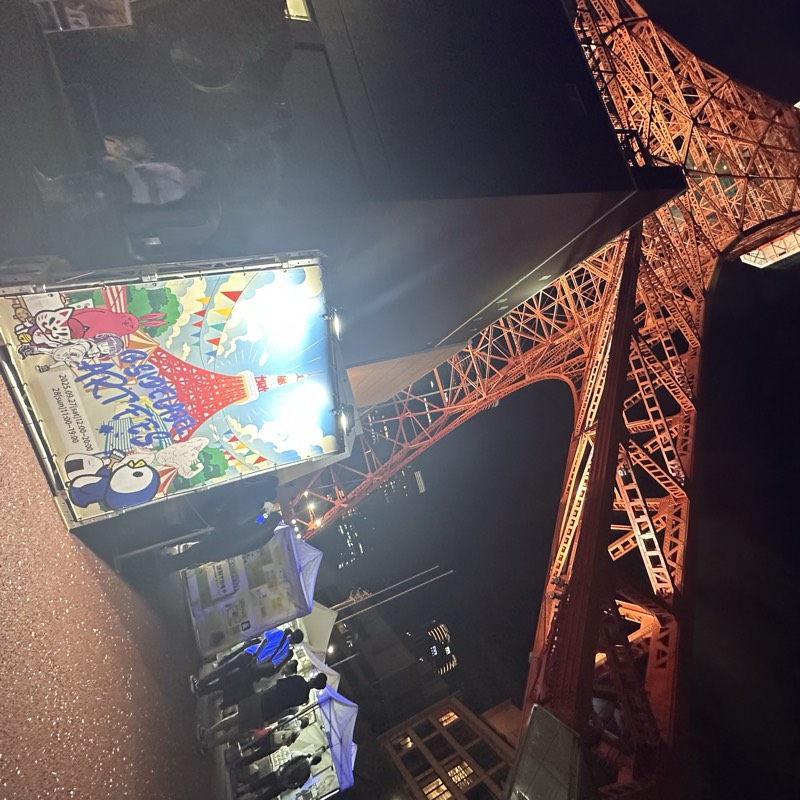 夜のART FES会場と看板